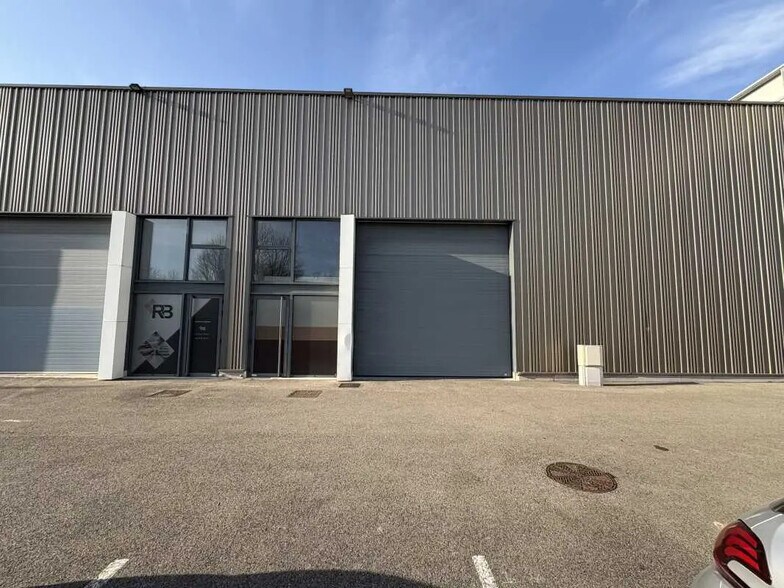 Local d’activités dans Saint-Genis-les-Ollières à louer - Photo de l’immeuble – Image 1 sur 5