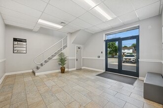 2201-2211 Merrick Rd, Merrick, NY à louer Photo intérieure– Image 2 sur 13