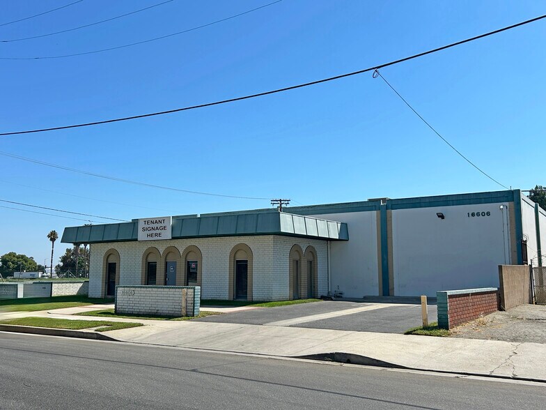 16606 Schoenborn St, North Hills, CA à louer - Photo de l’immeuble – Image 1 sur 7