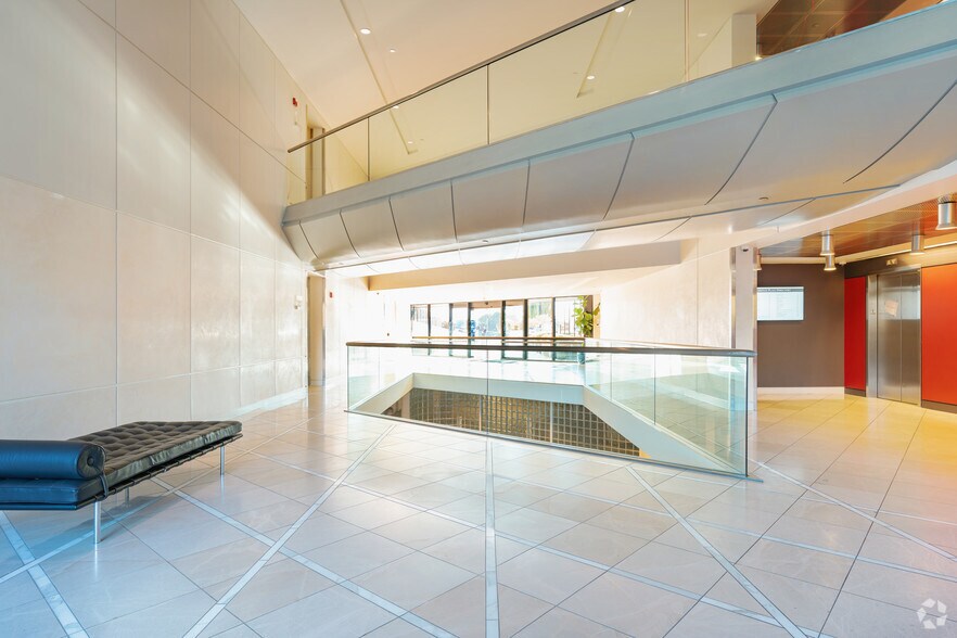 111 Anza Blvd, Burlingame, CA à louer - Hall d’entrée – Image 3 sur 6