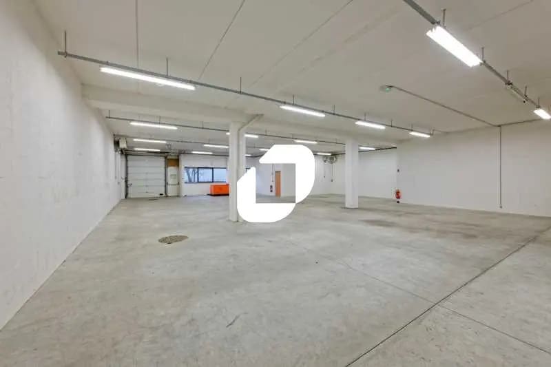 Local d’activités dans Cergy à louer - Photo de l’immeuble – Image 2 sur 25