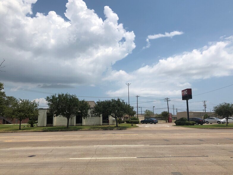 1208 N Brazosport Blvd, Freeport, TX à louer - Photo de l’immeuble – Image 3 sur 21
