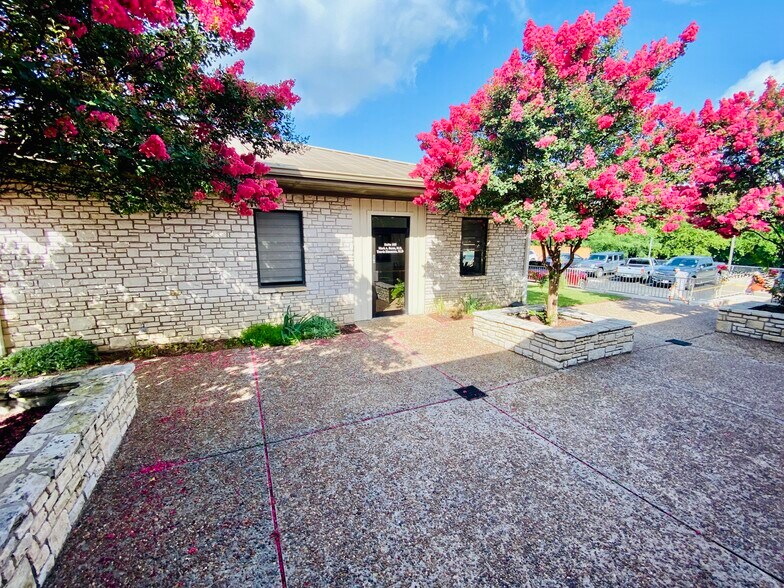 189 E Austin St, New Braunfels, TX à louer - Photo de l’immeuble – Image 3 sur 12