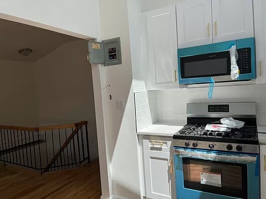 6119 232nd St, Oakland Gardens, NY à vendre - Photo intérieure – Image 3 sur 8
