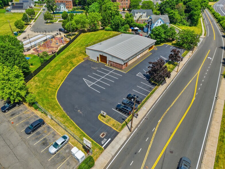 980 Stanley St, New Britain, CT à vendre - Photo de l’immeuble – Image 3 sur 15