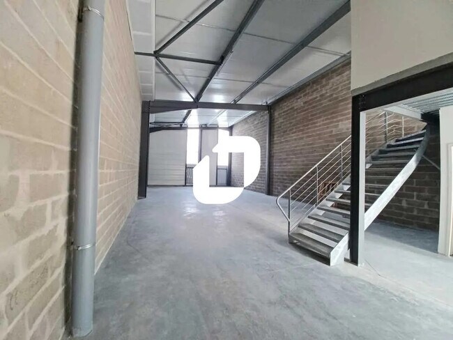 Plus de détails pour Bureau, Industriel/Logistique à louer