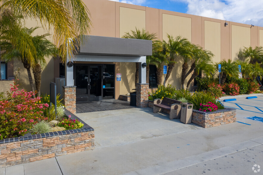 45 W Easy St, Simi Valley, CA à louer - Photo de l’immeuble – Image 3 sur 35