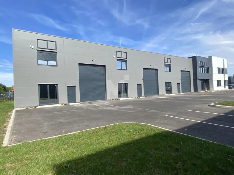 Bureau dans Saint-Pierre-du-Perray à louer - Photo de l’immeuble – Image 3 sur 7