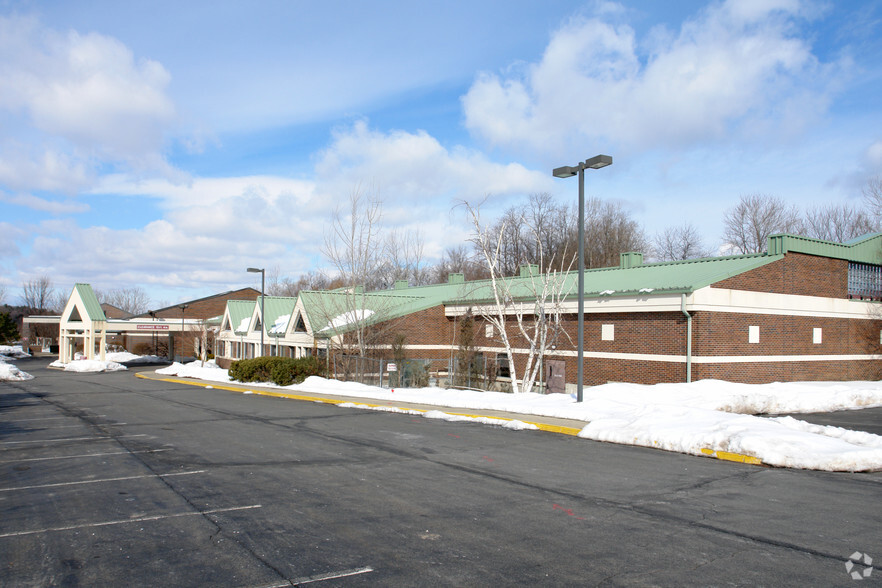 7 Century Hill Dr, Latham, NY à louer - Photo de l’immeuble – Image 3 sur 12