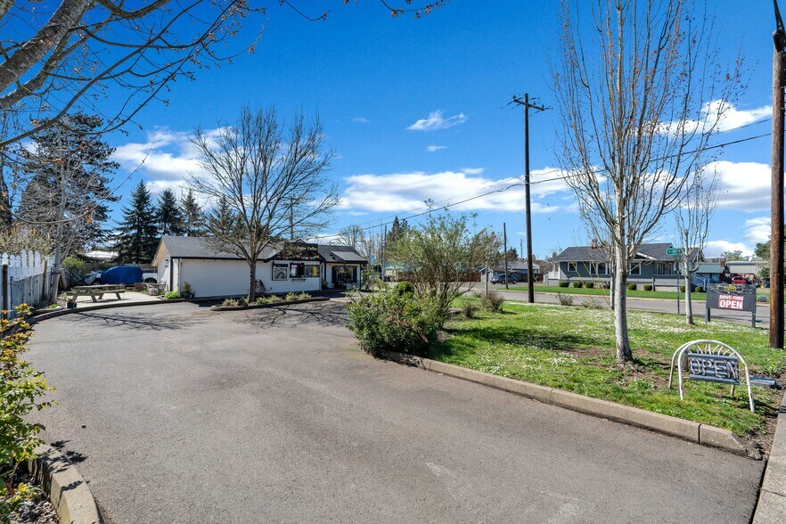 319 S 10th St, Independence, OR à vendre - Photo de l’immeuble – Image 2 sur 29