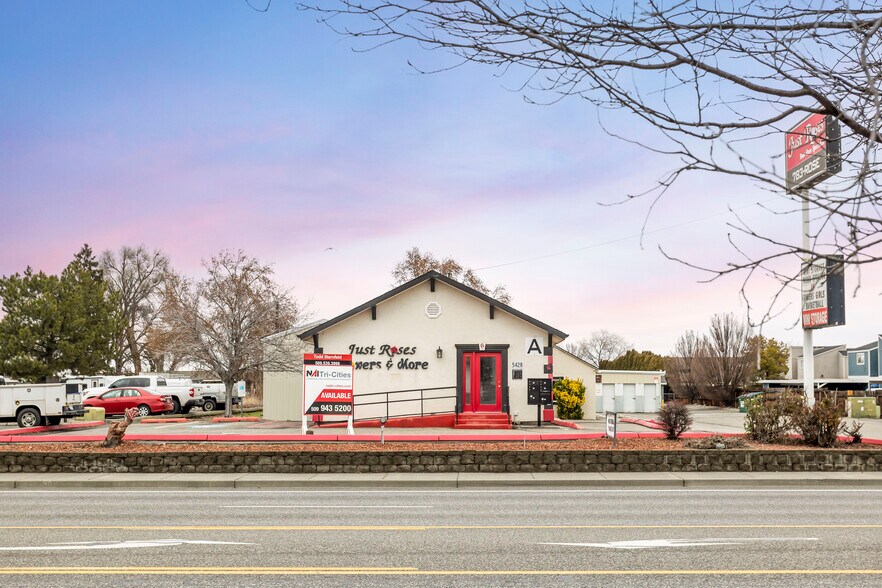 5428 W Clearwater Ave, Kennewick, WA à louer - Photo de l’immeuble – Image 1 sur 22