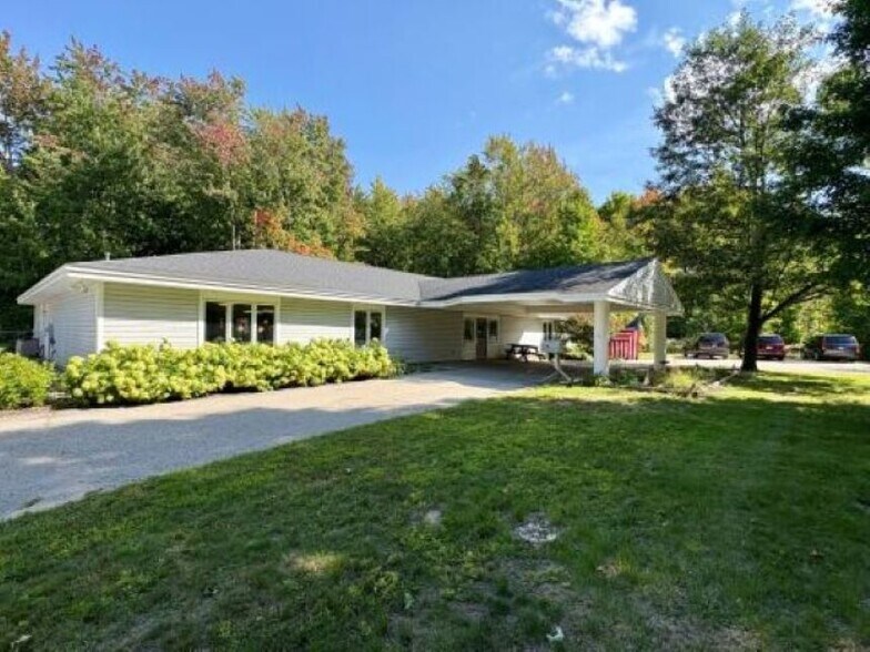 615 Beardsley St, Boyne City, MI à vendre - Photo de l’immeuble – Image 2 sur 30