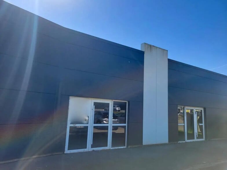 Local d’activités dans Baud à louer - Photo de l’immeuble – Image 1 sur 4