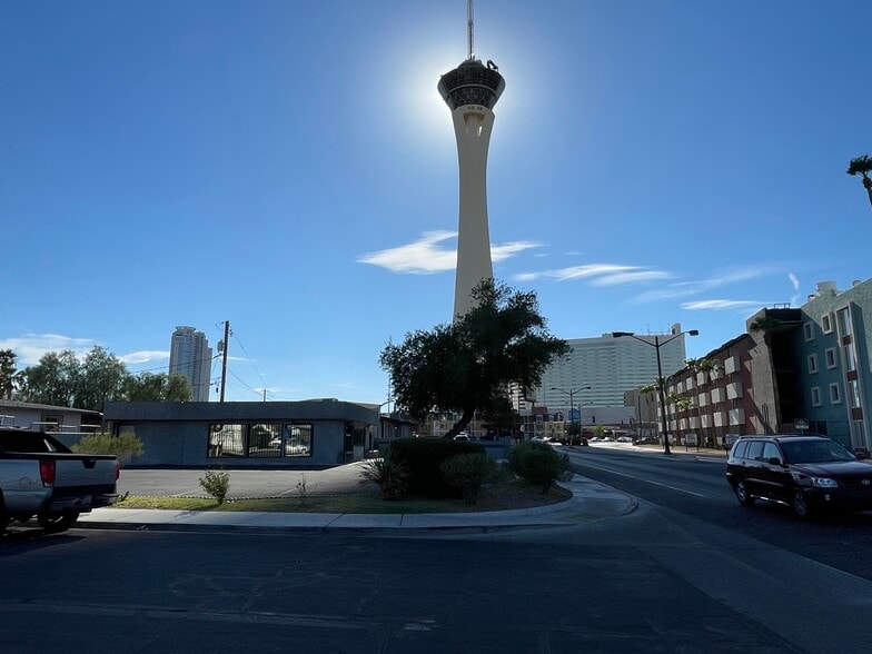 530 E St Louis Ave, Las Vegas, NV à louer - Photo de l’immeuble – Image 3 sur 5