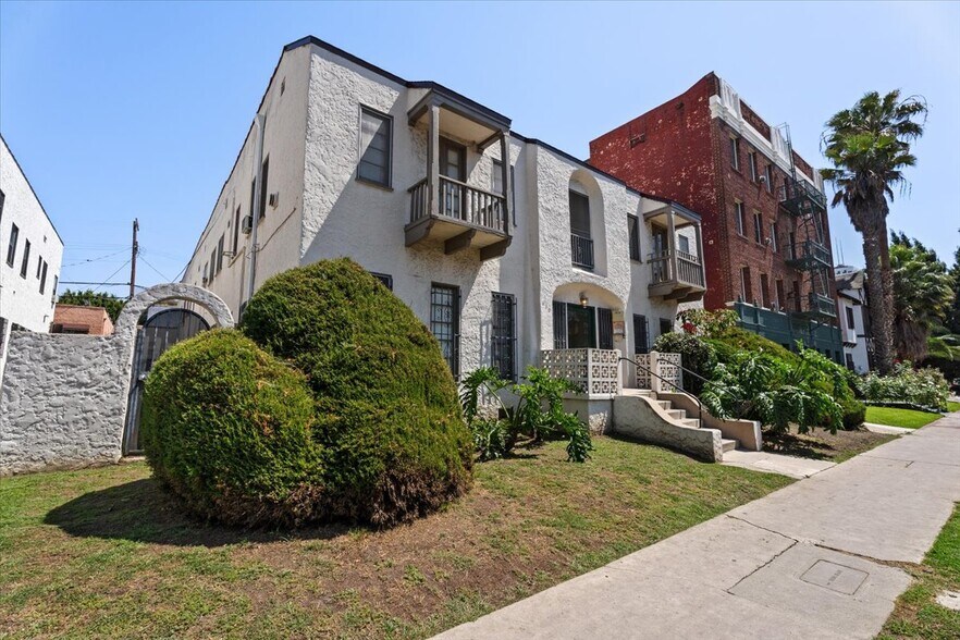 630 S Cochran Ave, Los Angeles, CA à vendre - Photo principale – Image 1 sur 17