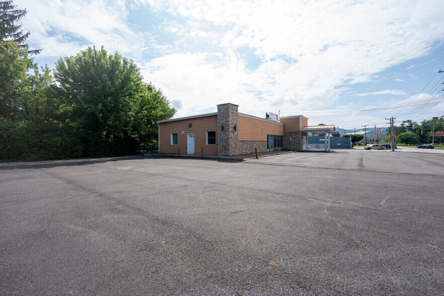 2840 Ligonier St, Latrobe, PA à vendre - Photo de l’immeuble – Image 2 sur 35
