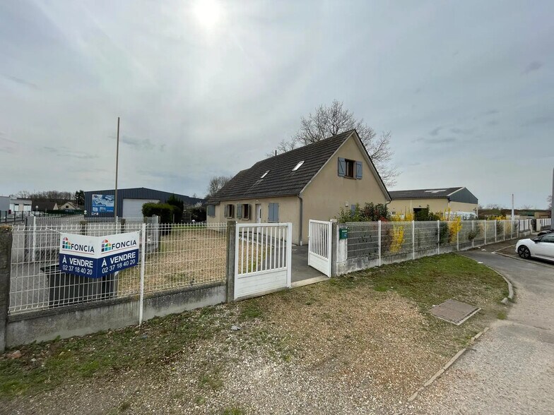 Local d'activités dans Lucé à vendre - Photo de l’immeuble – Image 1 sur 7