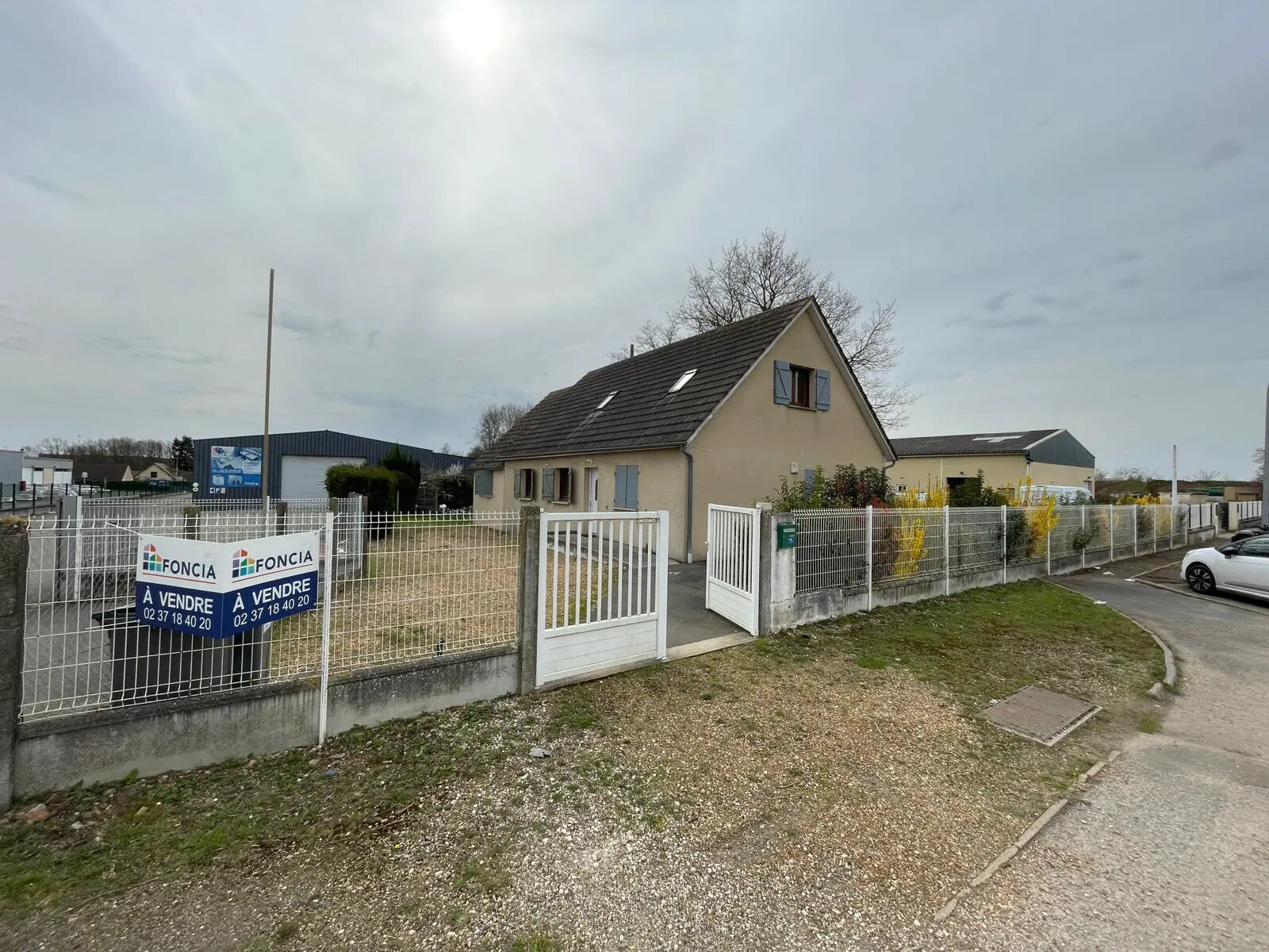 Local d'activités dans Lucé à vendre Photo de l’immeuble– Image 1 sur 8