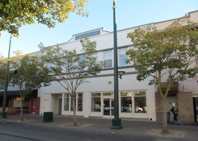 24 W Elm St, Lodi, CA à louer - Photo de l’immeuble – Image 3 sur 5