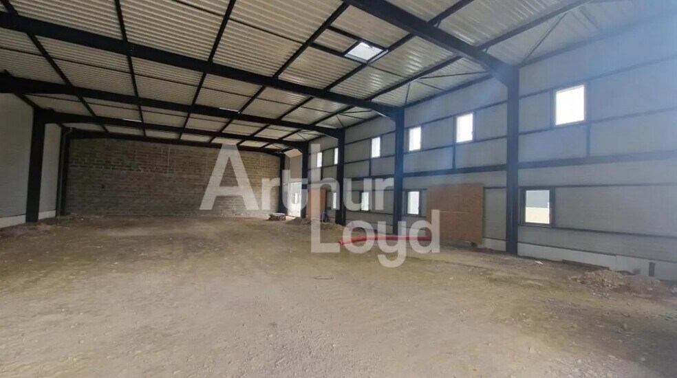 Local d'activités dans Cormelles-le-Royal à vendre - Photo de l’immeuble – Image 2 sur 2