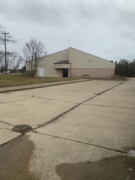 25000 N River Rd, Harrison Township, MI à louer - Photo de l’immeuble – Image 2 sur 22
