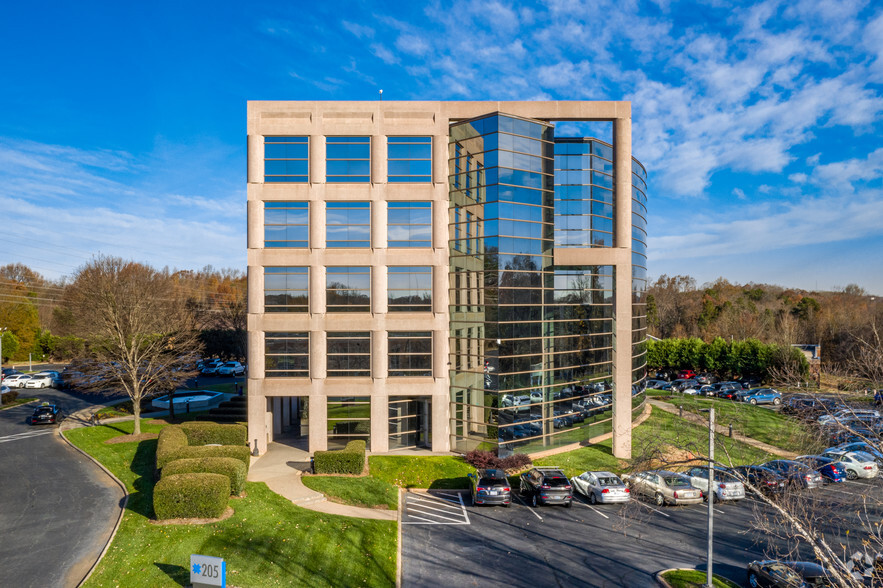 205 Regency Executive Park Dr, Charlotte, NC à louer - Photo de l’immeuble – Image 3 sur 7