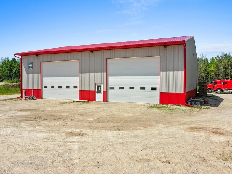 Industriel/Logistique dans Mishicot, WI à vendre - Photo principale – Image 2 sur 24