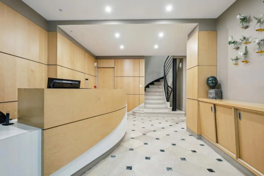 28 Rue De Lisbonne, Paris à vendre - Photo de l’immeuble – Image 3 sur 14