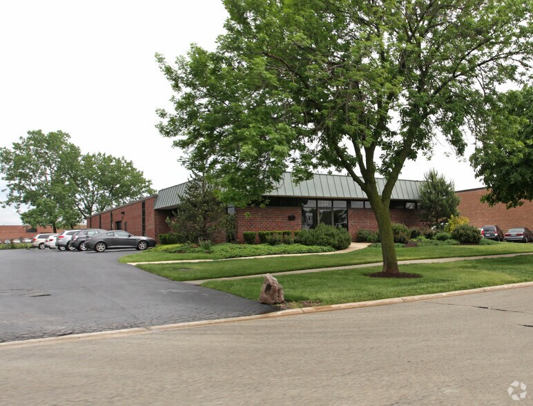 737 Blackhawk Dr, Westmont, IL à vendre - Photo de l’immeuble – Image 2 sur 4