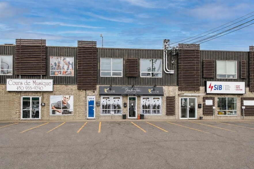 305B Boul Saint-Elzéar O, Laval, QC à louer - Photo principale – Image 1 sur 9