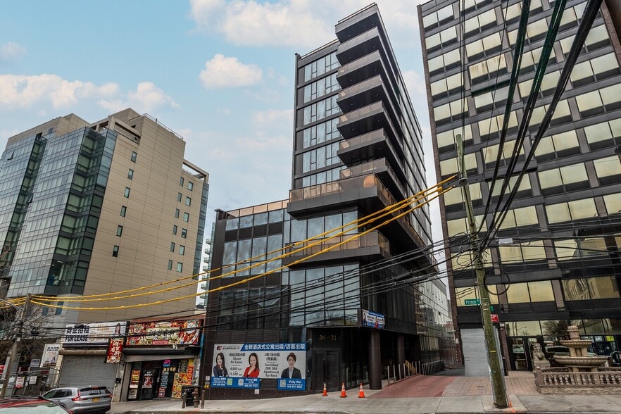 36-21 Prince st, Flushing, NY à louer - Photo de l’immeuble – Image 1 sur 16