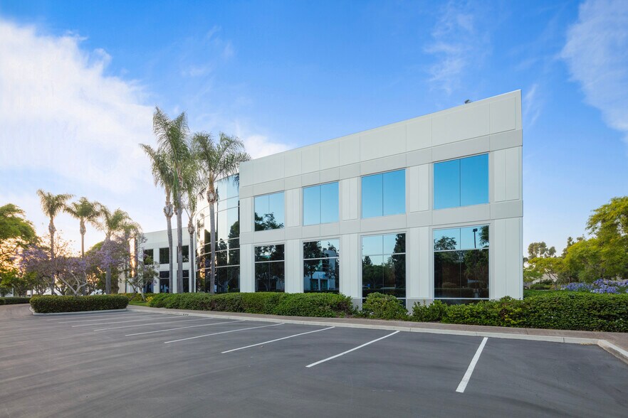 2110 Rutherford Rd, Carlsbad, CA à louer - Photo de l’immeuble – Image 1 sur 2