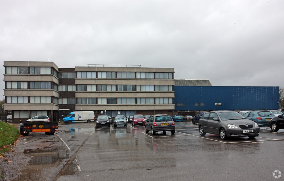 Beehive Ring Rd, Gatwick à louer - Photo de l’immeuble – Image 3 sur 9