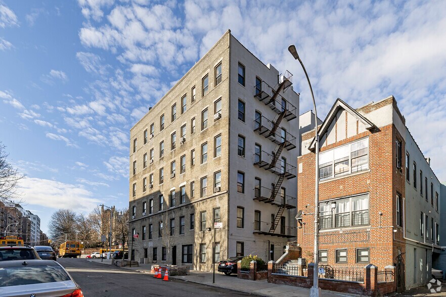181 W Tremont Ave, Bronx, NY à vendre - Photo de l’immeuble – Image 2 sur 5