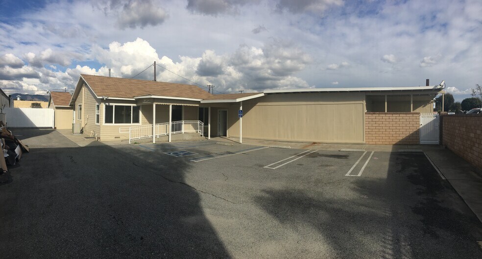 757 E San Bernardino Rd, Covina, CA à louer - Photo de l’immeuble – Image 2 sur 23
