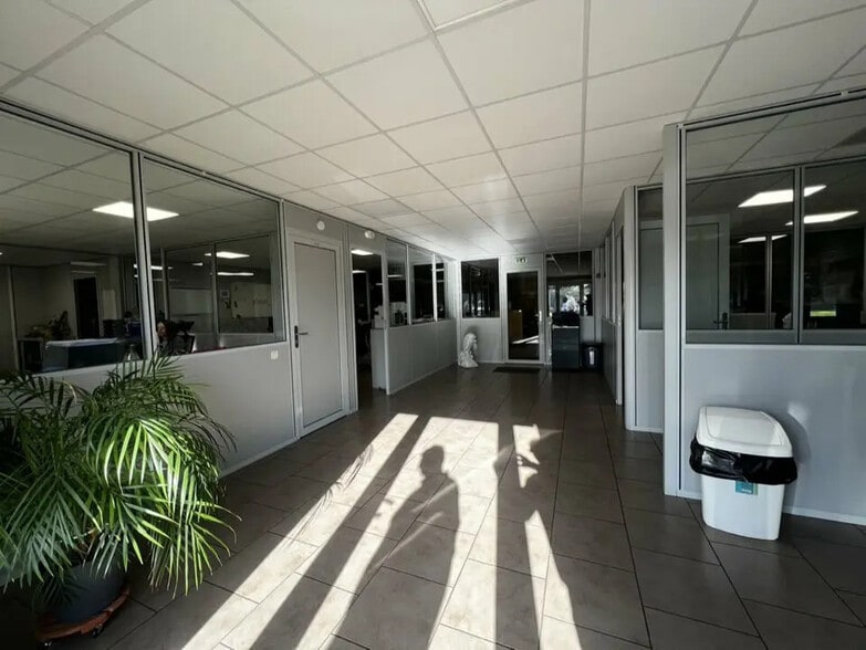 Local d'activités dans Beauvais à vendre - Photo de l’immeuble – Image 3 sur 5