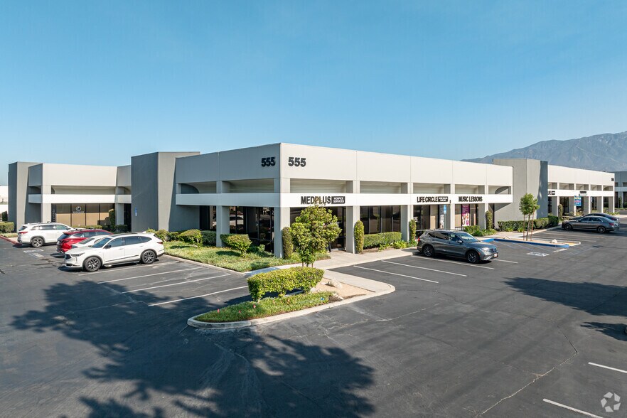 555 N Benson Ave, Upland, CA à louer - Photo de l’immeuble – Image 2 sur 7