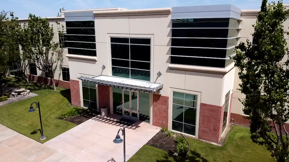 9201 Camino Media, Bakersfield, CA à louer - Photo de l’immeuble – Image 2 sur 9