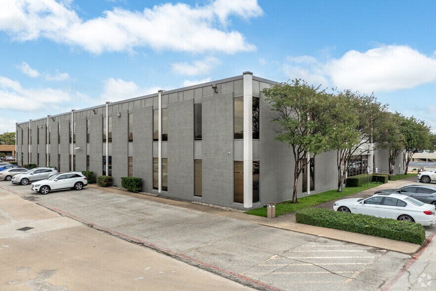 8267 Elmbrook Dr, Dallas, TX à louer - Photo de l’immeuble – Image 3 sur 24
