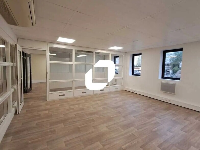 Bureau dans Nanterre à louer - Photo de l’immeuble – Image 1 sur 8