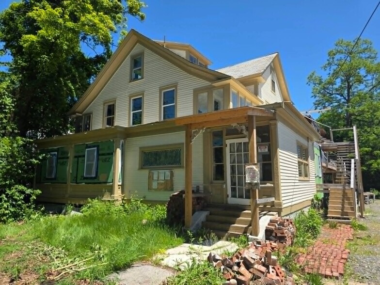33 Oak St, Brattleboro, VT à vendre - Photo de l’immeuble – Image 1 sur 18