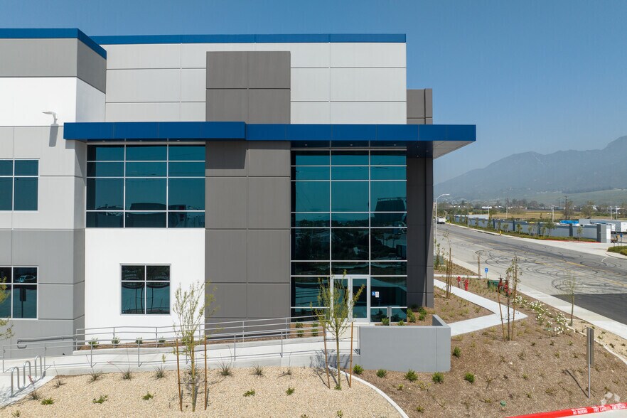 6237 Cajon Blvd, San Bernardino, CA à louer - Photo de l’immeuble – Image 2 sur 6