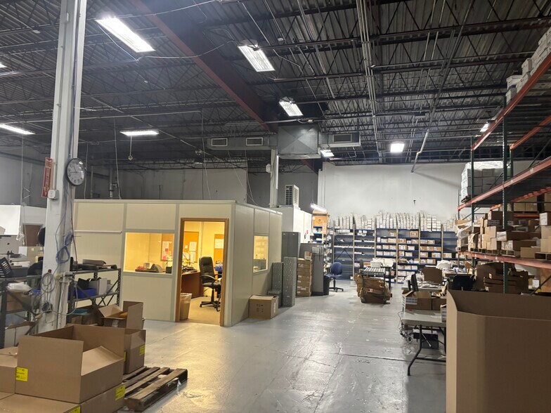41 Western Industrial Dr, Cranston, RI à vendre - Photo de l’immeuble – Image 2 sur 11