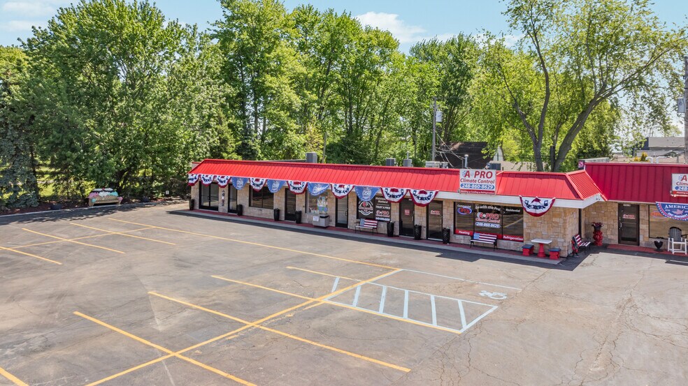 35628 Jefferson Ave, Harrison Township, MI à louer - Photo de l’immeuble – Image 2 sur 21