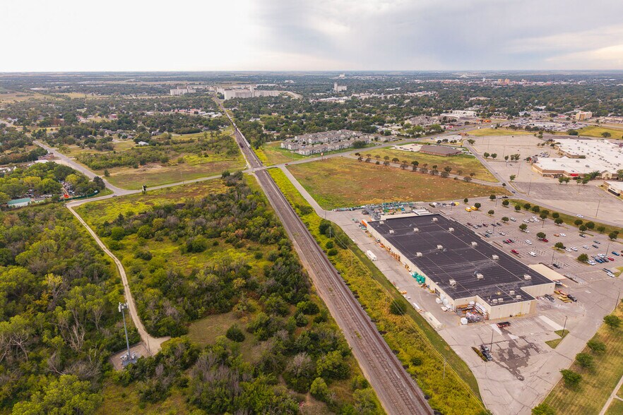 2000 E 11th Ave, Hutchinson, KS à vendre - Photo de l’immeuble – Image 3 sur 6