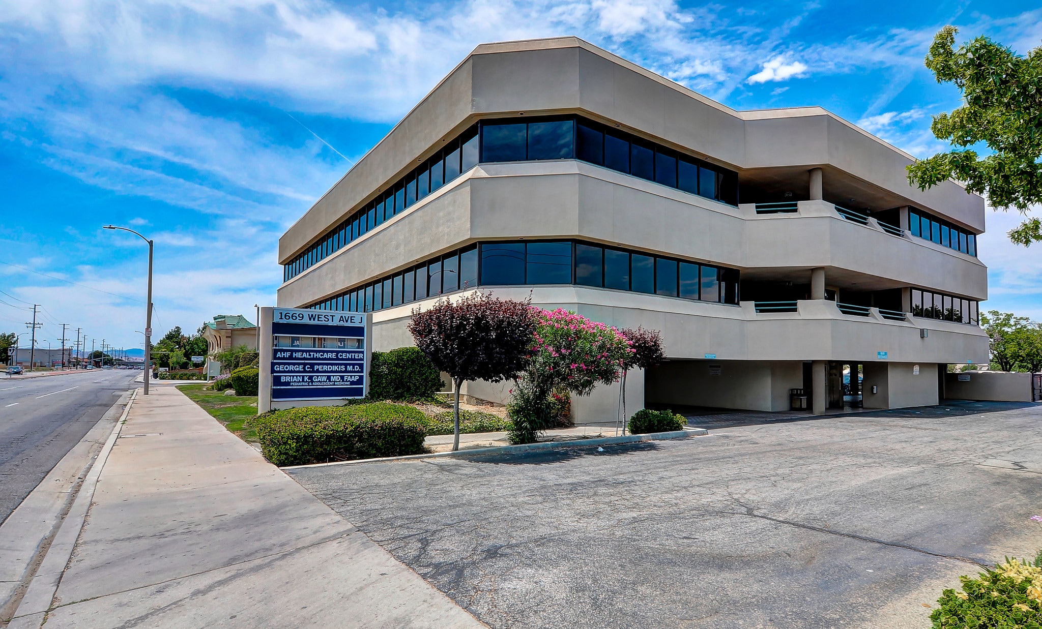 1669 W Avenue J, Lancaster, CA à louer Photo principale– Image 1 sur 57