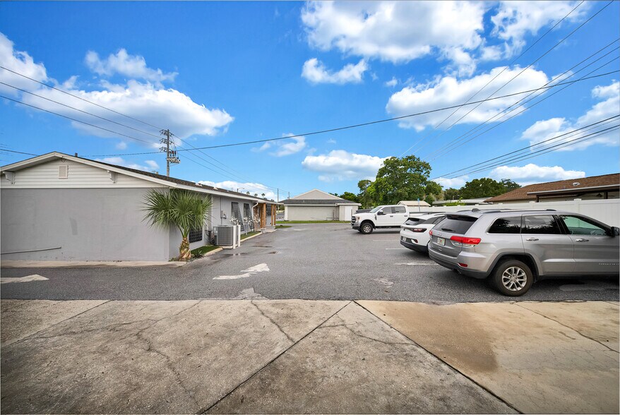 2130 W Bay Dr, Largo, FL à vendre - Photo de l’immeuble – Image 3 sur 21