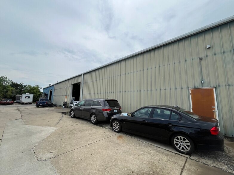 5732 Commercial Dr, Burlington, KY à louer - Photo de l’immeuble – Image 2 sur 6