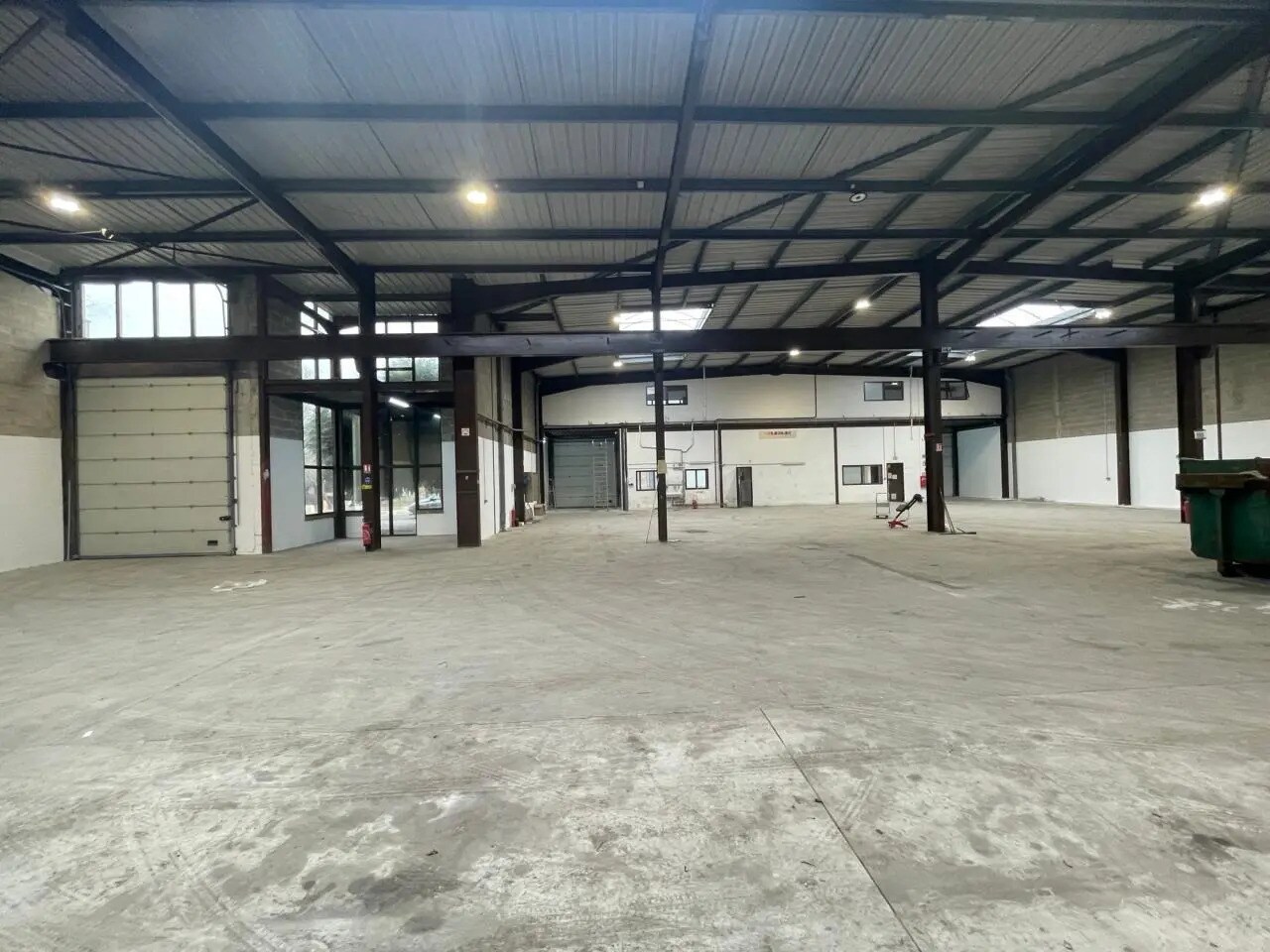Local d’activités dans Le Thillay à louer Photo de l’immeuble– Image 1 sur 18