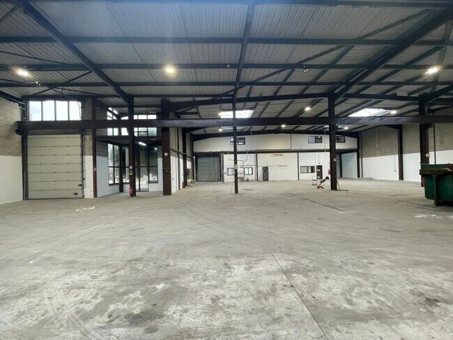 Plus de détails pour Bureau, Local d'activités à louer